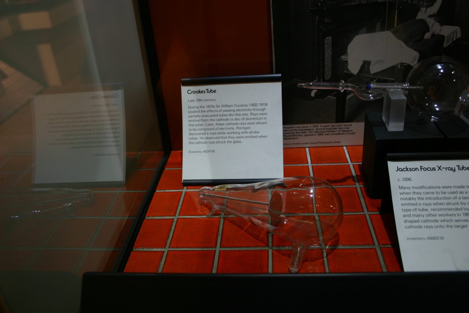 Crookes Tube, Science Museum, London - 01.JPG